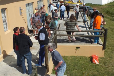 â€˜n Gesellige oomblik tydens die inweeg van vis by die Birkenhead Boothengelklub